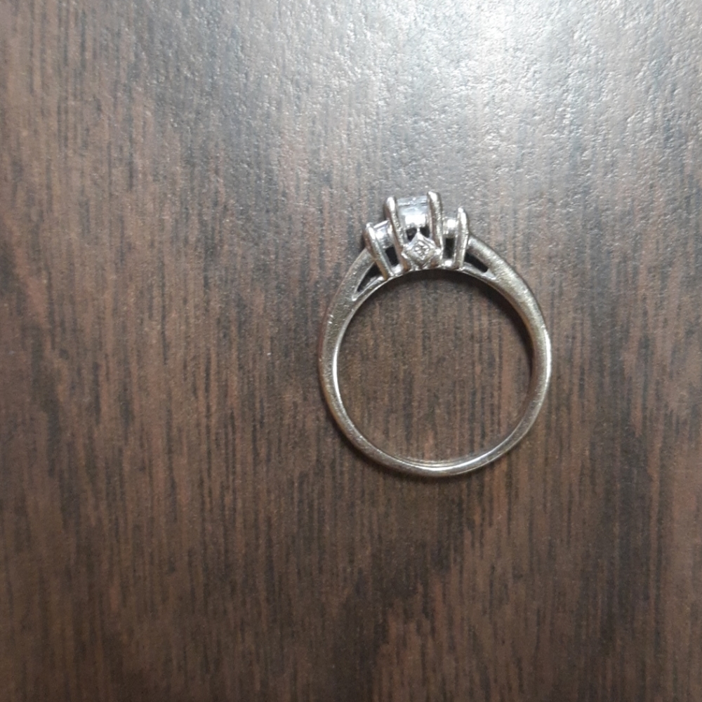Engagement ring - Picture 2 of 3